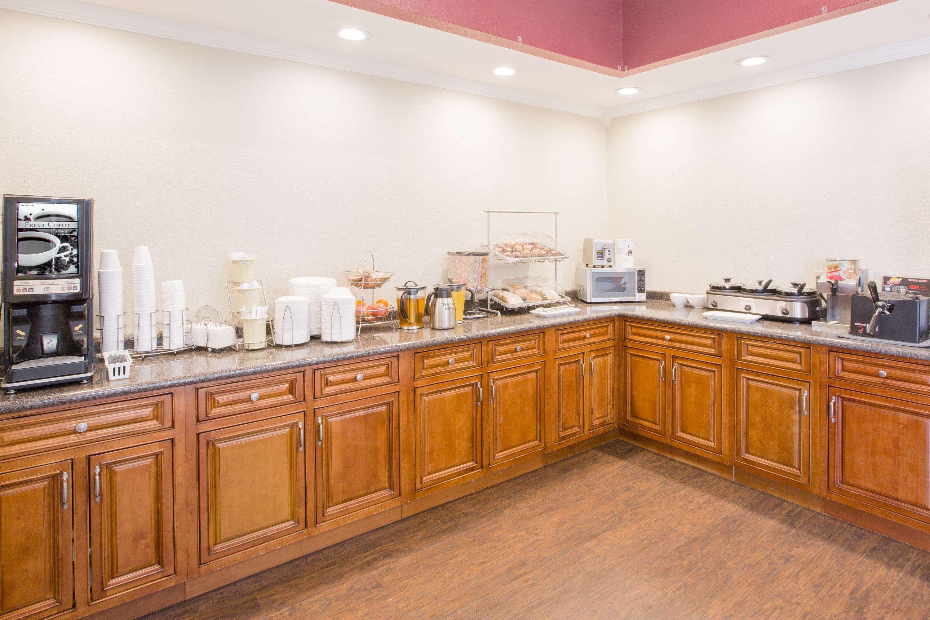 Howard Johnson By Wyndham Dothan Esterno foto